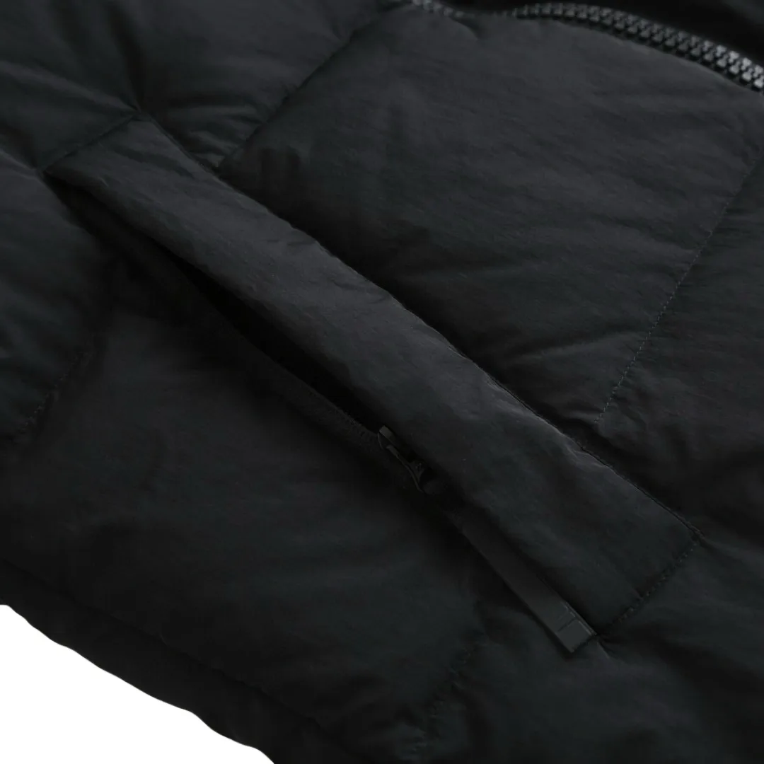 P1010 [Exclusive supply] Canada Goose Black Label Badge Hooded Down Jacket (Black) The high-quality filling is made of 90 national standard high-quality white duck down, selected high-loft velvet, weighing 240g, light and warm, with excellent temperature locking performance and good resilience. The fabric is woven with 400T high-count yarn. After special water-repellent treatment, the surface forms a lotus leaf effect - raindrops will slide down like beads, and snow particles will fall off when touched. The tear resistance reaches 200N (approximately 20kg load-bearing), the light gray matte texture breaks the stereotype of "outdoor clothing = hardcore", and the soft luster presents a high-end matte effect under urban neon lights, seamlessly switching scenes from ski resorts to CBD office buildings. The ribbon is woven with polyester as the base, and the brand letters are decorated on the ribbon through high-precision computer embroidery. The edges of the pattern are clear, the stitches are fine and even, and multiple layers of embroidery thread are stacked to enhance the three-dimensional effect. Precision thread reinforcement prevents linting and ensures the fluffy and resilient elasticity lasts as new. The embedded cuffs are three-dimensionally woven to form a "wavy" elastic structure, which forms natural folds when fitting the wrist, increasing the contact area with the skin, thus improving the windproof effect. At the same time, micro-velvet treatment is added to the inside of the cuffs, which feels like a second layer of skin and avoids friction on the skin from metal zippers or hard fabrics. Size:S-M-L-XL